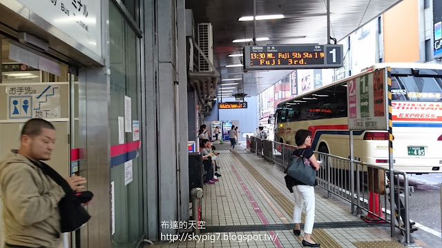 如何在新宿巴士轉運站買票至富士山? (新宿高速バスターミナル)